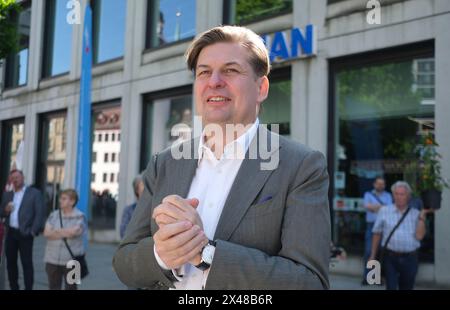 Chemnitz, Deutschland. Mai 2024. Maximilian Krah, der Spitzenkandidat der AfD für die Europawahlen, steht am Rande einer von seiner Partei organisierten Kundgebung. Es war Krahs erster öffentlicher Auftritt, nachdem der Spionagefall, in dem sein Mitarbeiter involviert war, ans Licht kam. Quelle: Sebastian Willnow/dpa/Alamy Live News Stockfoto