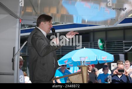Chemnitz, Deutschland. Mai 2024. Maximilian Krah, der Spitzenkandidat der AfD für die Europawahlen, spricht bei einer von seiner Partei organisierten Kundgebung. Es war Krahs erster öffentlicher Auftritt, nachdem der Spionagefall, in dem sein Mitarbeiter involviert war, ans Licht kam. Quelle: Sebastian Willnow/dpa/Alamy Live News Stockfoto