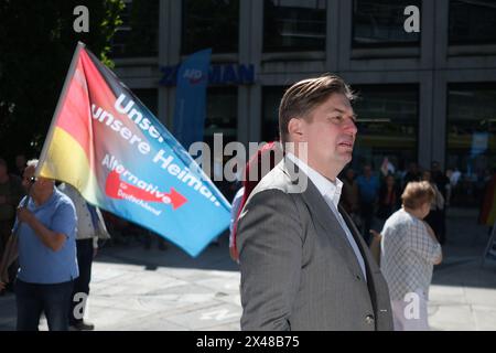 Chemnitz, Deutschland. Mai 2024. Maximilian Krah, der Spitzenkandidat der AfD für die Europawahlen, steht am Rande einer von seiner Partei organisierten Kundgebung. Es war Krahs erster öffentlicher Auftritt, nachdem der Spionagefall, in dem sein Mitarbeiter involviert war, ans Licht kam. Quelle: Sebastian Willnow/dpa/Alamy Live News Stockfoto