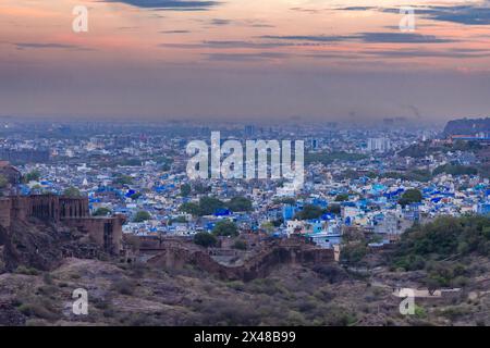 Blauer Blick auf die Stadt mit dramatischem Sonnenuntergang am Abend aus einem flachen Winkel wird in mehrangarh Fort jodhpur rajasthan indien aufgenommen. Stockfoto