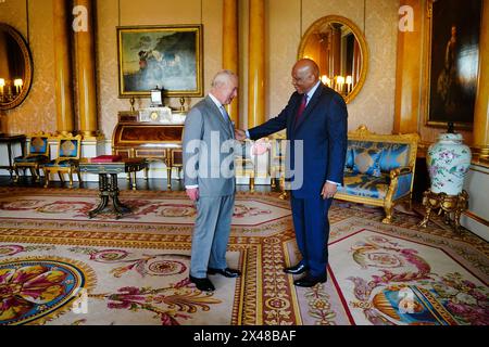 König Karl III. Während einer Audienz mit Letsie III. Dem König von Lesotho im Buckingham Palace, London. Bilddatum: Mittwoch, 1. Mai 2024. Stockfoto