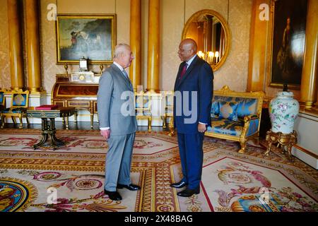 König Karl III. Während einer Audienz mit Letsie III. Dem König von Lesotho im Buckingham Palace, London. Bilddatum: Mittwoch, 1. Mai 2024. Stockfoto