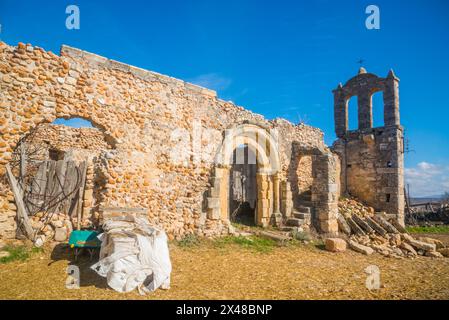 Ruinen der Kirche Santa Isabel. Fresneda de Sepulveda, Provinz Segovia, Castilla Leon, Spanien. Stockfoto