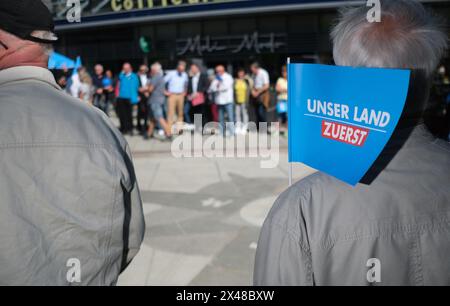 Chemnitz, Deutschland. Mai 2024. Teilnehmer an einer AfD-Rallye. Maximilian Krah, der Spitzenkandidat der AfD für die Europawahlen, sprach dort bei seinem ersten öffentlichen Auftritt seit Bekanntwerden des Spionagefalls, in dem sein Mitarbeiter involviert war. Quelle: Sebastian Willnow/dpa/Alamy Live News Stockfoto