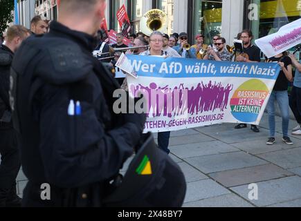 Chemnitz, Deutschland. Mai 2024. Teilnehmer einer linken Demonstration protestieren gegen eine AfD-Kundgebung. Herr Krah, der Spitzenkandidat der AfD für die Europawahlen, sprach dort bei seinem ersten öffentlichen Auftritt, nachdem der Spionagefall mit seinem Mitarbeiter bekannt wurde. Quelle: Sebastian Willnow/dpa/Alamy Live News Stockfoto