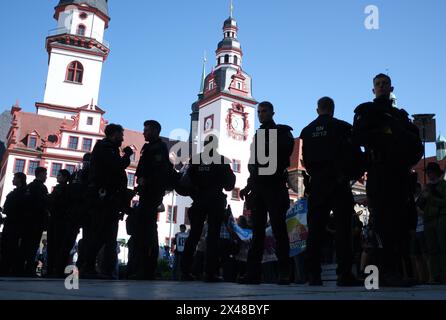 Chemnitz, Deutschland. Mai 2024. Polizisten sichern eine AfD-Kundgebung. Herr Krah, der Spitzenkandidat der AfD für die Europawahlen, sprach dort bei seinem ersten öffentlichen Auftritt, nachdem der Spionagefall mit seinem Mitarbeiter bekannt wurde. Quelle: Sebastian Willnow/dpa/Alamy Live News Stockfoto