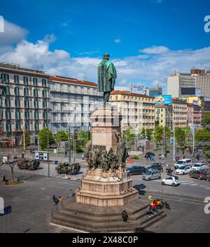 Piazza Giuseppe Garibaldi, Neapel, Italien – Statue von Giuseppe Garibaldi – Blick auf den Hauptbahnhof Stockfoto