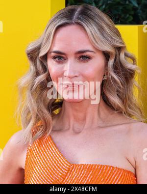 HOLLYWOOD, LOS ANGELES, KALIFORNIEN, USA - APRIL 30: Emily Blunt trägt ein maßgeschneidertes Armani Privé Kleid, Alexandre Birman Schuhe und Tiffany and Co. Jewelry kommt zur Los Angeles Premiere von Universal Pictures 'The Fall Guy', die am 30. April 2024 im Dolby Theatre in Hollywood, Los Angeles, Kalifornien, USA stattfindet. (Foto: Xavier Collin/Image Press Agency) Stockfoto