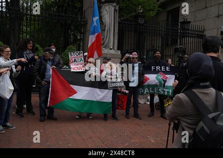 New York, Usa. April 2024. Pro-palästinensische Studentenproteste werden an der Columbia University in New York City fortgesetzt, mit erhöhter Polizeipräsenz und eingeschränktem Zugang zum Campus für Presse, Öffentlichkeit und sogar Studenten, die nicht auf dem Campus wohnen. Quelle: SOPA Images Limited/Alamy Live News Stockfoto