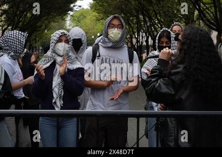 New York, Usa. April 2024. Pro-palästinensische Studentenproteste werden an der Columbia University in New York City fortgesetzt, mit erhöhter Polizeipräsenz und eingeschränktem Zugang zum Campus für Presse, Öffentlichkeit und sogar Studenten, die nicht auf dem Campus wohnen. Quelle: SOPA Images Limited/Alamy Live News Stockfoto