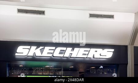 Skechers Markenlogo im Einzelhandelsgeschäft auf der Ladenfront im Einkaufszentrum. Bekasi, Indonesien, 1. Mai 2024 Stockfoto