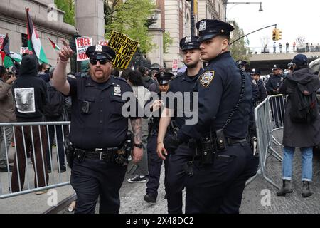 New York, Usa. April 2024. Pro-palästinensische Studentenproteste werden an der Columbia University in New York City fortgesetzt, mit erhöhter Polizeipräsenz und eingeschränktem Zugang zum Campus für Presse, Öffentlichkeit und sogar Studenten, die nicht auf dem Campus wohnen. Quelle: SOPA Images Limited/Alamy Live News Stockfoto