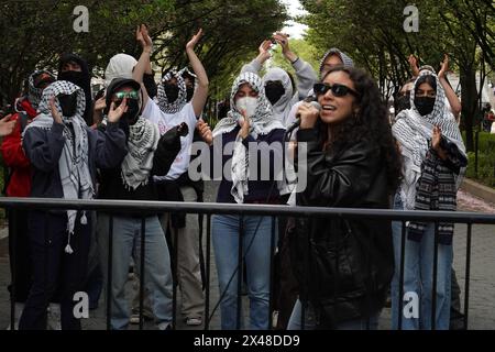 New York, Usa. April 2024. Pro-palästinensische Studentenproteste werden an der Columbia University in New York City fortgesetzt, mit erhöhter Polizeipräsenz und eingeschränktem Zugang zum Campus für Presse, Öffentlichkeit und sogar Studenten, die nicht auf dem Campus wohnen. Quelle: SOPA Images Limited/Alamy Live News Stockfoto