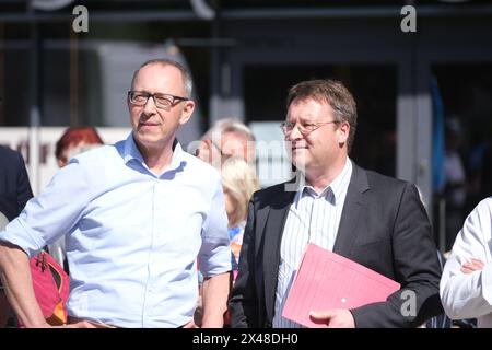 Chemnitz, Deutschland. Mai 2024. Jörg Urban (l), Landesvorsitzender der AfD Sachsen, und Robert Sesselmann (AfD), Landrat des Landkreises Sonneberg in Thüringen, stehen an einer AfD-Kundgebung. Herr Krah, der Spitzenkandidat der AfD für die Europawahlen, sprach bei seinem ersten öffentlichen Auftritt, nachdem der Spionagefall mit seinem Mitarbeiter bekannt wurde. Quelle: Sebastian Willnow/dpa/Alamy Live News Stockfoto