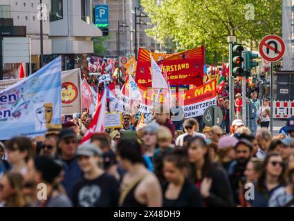 1. Mai 2024, Hessen, Frankfurt/Main: Die Demonstration marschiert durch die Innenstadt. Unter dem Motto "mehr Lohn, mehr Freizeit, mehr Sicherheit" forderten der Deutsche Gewerkschaftsbund (DGB) und seine Mitgliedsgewerkschaften am 1. Mai 2024, dem "Tag der Arbeit", Menschen auf, sich an den Aktivitäten zu beteiligen. Foto: Andreas Arnold/dpa Stockfoto