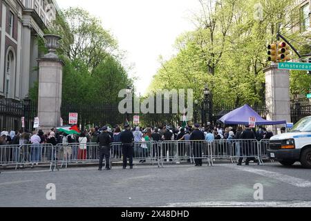 Pro-palästinensische Studentenproteste werden an der Columbia University in New York City fortgesetzt, mit erhöhter Polizeipräsenz und eingeschränktem Zugang zum Campus für Presse, Öffentlichkeit und sogar Studenten, die nicht auf dem Campus wohnen. (Foto: Catherine Nance / SOPA Images/SIPA USA) Stockfoto