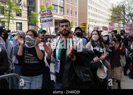 Pro-palästinensische Studentenproteste werden an der Columbia University in New York City fortgesetzt, mit erhöhter Polizeipräsenz und eingeschränktem Zugang zum Campus für Presse, Öffentlichkeit und sogar Studenten, die nicht auf dem Campus wohnen. (Foto: Catherine Nance / SOPA Images/SIPA USA) Stockfoto