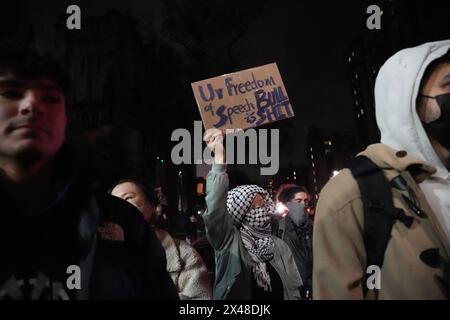 Die Proteste pro-palästinensischen Studenten gehen vor der Columbia University in New York City weiter, mit einer erhöhten Polizeipräsenz draußen, während die Polizei Hamilton Hall von Studenten befreit, die das Gebäude, das Zeltlager besetzen, und Dutzende von Festnahmen vornimmt. (Foto: Catherine Nance / SOPA Images/SIPA USA) Stockfoto