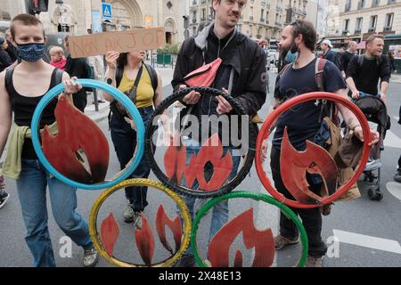 Paris, Frankreich. Mai 2024. Mehrere Gruppen treffen sich zu einem libertären Marsch vor den Hauptdemonstrationen in Paris. (Foto: Joao Daniel Pereira/SIPA USA) Credit: SIPA USA/Alamy Live News Stockfoto
