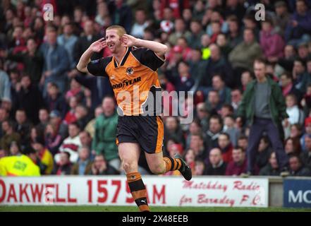 Barnsley gegen Wolverhampton Wanderers in Oakwell 2/97 1-3 Iwan Roberts feiert Stockfoto