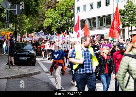 München, Deutschland. Mai 2024. Tausende versammelten sich in München zur gewerkschaftsdemo zum internationalen Arbeitstag. (Foto: Alexander Pohl/SIPA USA) Credit: SIPA USA/Alamy Live News Stockfoto