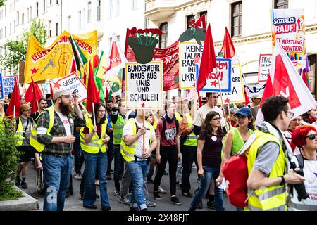 München, Deutschland. Mai 2024. Tausende versammelten sich in München zur gewerkschaftsdemo zum internationalen Arbeitstag. (Foto: Alexander Pohl/SIPA USA) Credit: SIPA USA/Alamy Live News Stockfoto