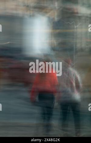 Abstrakte Frauen, die darauf warten, dass sich Ampeln ändern, aufgenommen mit ICM Intent Camera Movement Technique, Helsinki, Finnland. Stockfoto