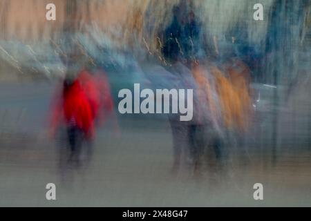 Zusammenfassung von Personen, die auf Ampelwechsel warten, aufgenommen mit ICM Intent Camera Movement Technique, Helsinki, Finnland. Stockfoto