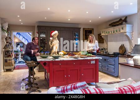 Ein Paar in der offenen Küche bereitet das Weihnachtsessen in Dorset Familienhaus, England, Großbritannien vor Stockfoto