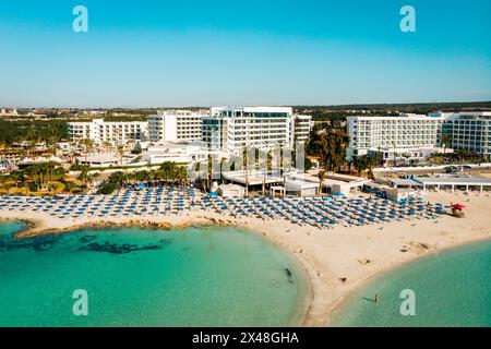 Ayia Napa, Zypern - 15. april 2023: Luftflug über Luxushotels mit Pools am Strand mit Panoramablick auf das Grün der Insel. Weißer Sand, der berühmteste ist Stockfoto
