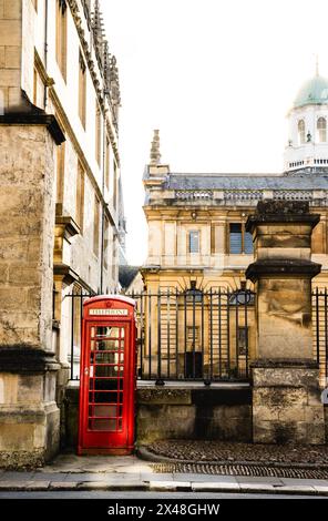 Eine ikonische britische rote Telefonbox in der Catte Street, Oxford. Stockfoto