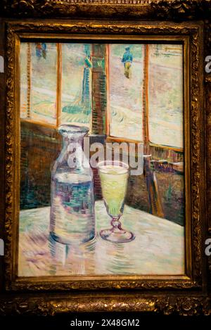 Café Table mit Absinth im Van Gogh Museum in Amsterdam, Niederlande. Stockfoto