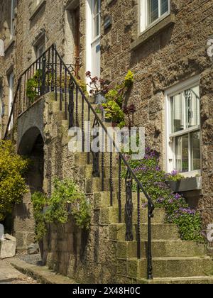 'Moonstone Steps' - eines der vielen malerischen Hütten in der Küstenstadt St Ives in Cornawall. Stockfoto