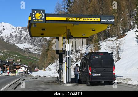 Samnaun in der Schweiz ist eine politische Gemeinde in der Region Engiadina Bassa - Val Müstair, am östlichen Nordrand des Schweizer Kantons Graubünden. Die Gemeinde besteht aus den fünf Fraktionen Compatsch, Laret, Plan, Ravaisch und Samnaun. Samnaun ist schweizerisches Zollausschlussgebiet. Foto: Alpha Petrol Tankstelle, Interzegg AG *** Samnaun in der Schweiz ist eine politische Gemeinde in der Region Engiadina Bassa Val Müstair, am östlichen Nordrand des Schweizer Kantons Graubünden die Gemeinde besteht aus den fünf Fraktionen Compatsch, Laret, Plan, Ravaisch und Samnaun Samnaun Stockfoto