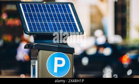 Stockholm, Schweden. Parkmaschine mit EINER Solarbatterie zum Aufladen von Solar Energy Light ausgestattet. Elektronische Zahlung, die eine Genehmigung erteilt Stockfoto