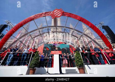 Wien, Wien, Österreich. Mai 2024. MICHAEL LUDWIG, Bürgermeister von Wien, sprach mit Anhängern beim traditionellen maimarsch der SPOE auf dem Wiener Rathausplatz. (Kreditbild: © Andreas Stroh/ZUMA Press Wire) NUR REDAKTIONELLE VERWENDUNG! Nicht für kommerzielle ZWECKE! Stockfoto