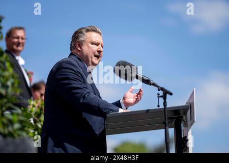 Wien, Wien, Österreich. Mai 2024. MICHAEL LUDWIG, Bürgermeister von Wien, sprach mit Anhängern beim traditionellen maimarsch der SPOE auf dem Wiener Rathausplatz. (Kreditbild: © Andreas Stroh/ZUMA Press Wire) NUR REDAKTIONELLE VERWENDUNG! Nicht für kommerzielle ZWECKE! Stockfoto