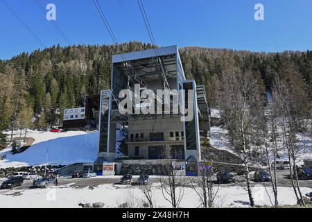 Samnaun in der Schweiz ist eine politische Gemeinde in der Region Engiadina Bassa - Val Müstair, am östlichen Nordrand des Schweizer Kantons Graubünden. Die Gemeinde besteht aus den fünf Fraktionen Compatsch, Laret, Plan, Ravaisch und Samnaun. Samnaun ist schweizerisches Zollausschlussgebiet. Foto: Bergbahn bzw Seilbahn - Talstation *** Samnaun in der Schweiz ist eine politische Gemeinde in der Region Engiadina Bassa Val Müstair, am östlichen Nordrand des Schweizer Kantons Graubünden die Gemeinde besteht aus den fünf Fraktionen Compatsch, Laret, Plan, Ravaisch und Samnaun Samnaun IS Stockfoto