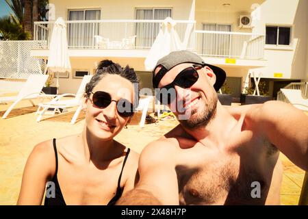 Glückliches reisendes Paar, das ein Selfie am Meer macht. Sonnige Sommerferien. Romantische Stimmung. Stilvolle Sonnenbrille. Happy lachende emotionale Gesichter Hipster Stockfoto