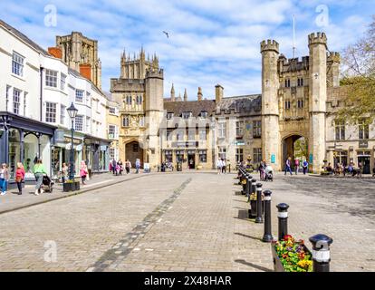 Wells Market Square führt zur Kathedrale und Torhaus zum Bishop's 'Palace - Somerset UK Stockfoto