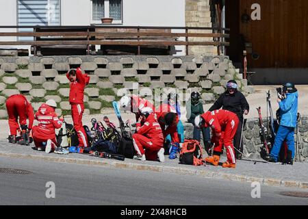 Samnaun in der Schweiz ist eine politische Gemeinde in der Region Engiadina Bassa - Val Müstair, am östlichen Nordrand des Schweizer Kantons Graubünden. Die Gemeinde besteht aus den fünf Fraktionen Compatsch, Laret, Plan, Ravaisch und Samnaun. Samnaun ist schweizerisches Zollausschlussgebiet. Foto: Skifahrer warten auf den Postbus *** Samnaun in der Schweiz ist eine politische Gemeinde in der Region Engiadina Bassa Val Müstair, am östlichen Nordrand des Schweizer Kantons Graubünden die Gemeinde besteht aus den fünf Fraktionen Compatsch, Laret, Plan, Ravaisch und Samnaun Samnaun ist A Stockfoto