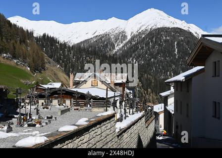 Samnaun in der Schweiz ist eine politische Gemeinde in der Region Engiadina Bassa - Val Müstair, am östlichen Nordrand des Schweizer Kantons Graubünden. Die Gemeinde besteht aus den fünf Fraktionen Compatsch, Laret, Plan, Ravaisch und Samnaun. Samnaun ist schweizerisches Zollausschlussgebiet. Foto: Friedhof in Samnaun-Compatsch *** Samnaun in der Schweiz ist eine politische Gemeinde in der Region Engiadina Bassa Val Müstair, am östlichen Nordrand des Schweizer Kantons Graubünden die Gemeinde besteht aus den fünf Fraktionen Compatsch, Laret, Plan, Ravaisch und Samnaun Samnaun ist eine SWI Stockfoto