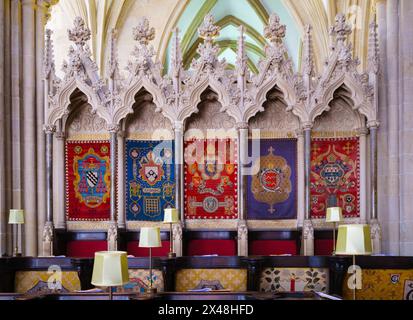 Verzierte Steinarbeiten und prächtige Stoffe in den Chorständen der Wells Cathedral in Somerset UK Stockfoto
