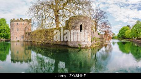 Bishop's Palace und der Graben in der City of Wells in Somerset, Großbritannien Stockfoto