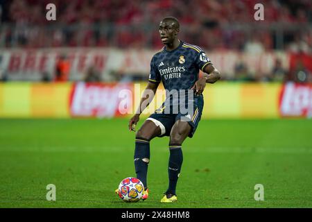 München, Deutschland. April 2024 30. München, 30. April 2024: Ferland Mendy (23 Real Madrid) gibt den Ball während des Halbfinalspiels der UEFA Champions League zwischen dem FC Bayern München und Real Madrid in der Allianz Arena in München. (Daniela Porcelli/SPP) Credit: SPP Sport Press Photo. /Alamy Live News Stockfoto