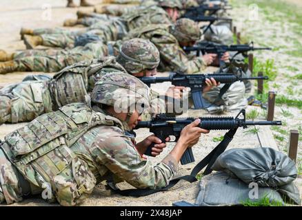 Dongducheon, Südkorea. Mai 2024. US-Soldaten richten ihr Gewehr auf einen Schießstand während eines Stresstest des Besten Squad-Wettbewerbs, der von der 2. US-Infanteriedivision und der ROK-US-Kombinierten Division im Camp Casey der US-Armee in Dongducheon durchgeführt wird. Die 2. US-Infanteriedivision mit Sitz in Südkorea führt einen „Best Squad Competition“ durch, bei dem Soldaten in einer Vielzahl von Veranstaltungen antreten, die sie physisch und geistig testen. Quelle: SOPA Images Limited/Alamy Live News Stockfoto