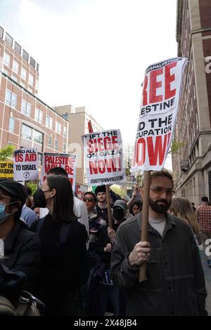 New York, USA. April 2024. Pro-palästinensische Studentenproteste werden an der Columbia University in New York City fortgesetzt, mit erhöhter Polizeipräsenz und eingeschränktem Zugang zum Campus für Presse, Öffentlichkeit und sogar Studenten, die nicht auf dem Campus wohnen. (Credit Image: © Catherine Nance/SOPA Images via ZUMA Press Wire) NUR REDAKTIONELLE VERWENDUNG! Nicht für kommerzielle ZWECKE! Stockfoto