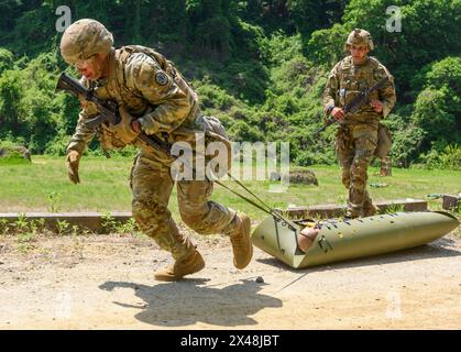 Dongducheon, Südkorea. Mai 2024. Ein US-Soldat trägt einen Dummy bei einem Stresstest des Besten Squad-Wettbewerbs, der von der 2. US-Infanteriedivision und der ROK-US-Kombinierten Division im Camp Casey der US Army in Dongducheon durchgeführt wurde. Die 2. US-Infanteriedivision mit Sitz in Südkorea führt einen „Best Squad Competition“ durch, bei dem Soldaten in einer Vielzahl von Veranstaltungen antreten, die sie physisch und geistig testen. Quelle: SOPA Images Limited/Alamy Live News Stockfoto