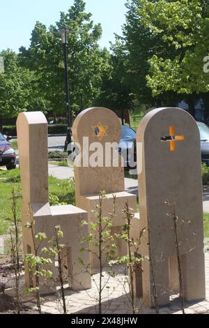 Blick am Mittwoch 01.05.2024 in Malchin Landkreis Mecklenburgische Seenplatte auf das neue Kunstwerk, das an die einstige Synagoge in der Stadt erinnert. In dieser gab es bis 1925 eine jüdisches Bethaus das von 1925 bis 1945 eine katholische Kapelle war. Diese wurde 1945 durch einen Brand zerstört. Jetzt wurden an ihrem früheren Ort im Stadtzentrum drei steinerne Stühle aufgestellt die von dem Bildhauer Michael Spengler stammen. Sie erinnern fortan an an das einstige jüdische Leben in der Stadt. *** Ansicht am Mittwoch 01 05 2024 im Malchin Landkreis Mecklenburgische Seenplatte des neuen Werkes Stockfoto