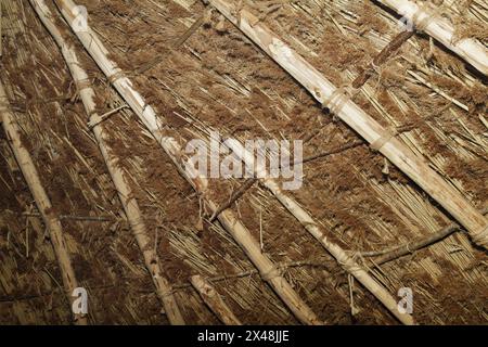 Eine Eisenzeit Roundhouse-Rekonstruktion, die das Innere des konischen Reetdachbaus zeigt, Hengistbury Head UK Stockfoto